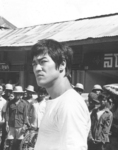 behind the scenes of a deleted scene
<br>(Bruce Lee visiting the brothel for the last time before he goes to revenge his relatives);
fortunately, this scene could be found in a Mandarin print and was finally included in the most uncut version of THE BIG BOSS, released by Arrow Films in July 2023. 