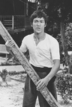 most probably an alternative scene
<br>(This kind of scene – Bruce Lee probably watching his brawling friends and co-workers – is not in any known version of THE BIG BOSS.
As it doesn't really fit into the final version as a supplement, it could have been shot by the movie's first director Wu Chia-Hsiang but later being abandoned due to changes in the screenplay by director Lo Wei.)