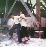 most probably an alternative scene
<br>(This scene – Bruce Lee probably trying to hinder his friend Li Kun from fighting – is not in any known version of THE BIG BOSS.
As it doesn't really fit into the final version as a supplement, it could have been shot by the movie's first director Wu Chia-Hsiang but later being abandoned due to changes in the screenplay by director Lo Wei.)