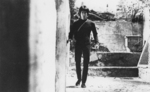 deleted scene <br>(if ever really put on film or just being rehearsed, remains unknown): <br>
Before Bruce Lee finally enters the ventiduct at night,
he takes a longer way <br>through the alleys of the premises of Han's island.