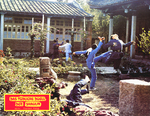 German lobby card – attention! – for THE SHAOLIN INVINCIBLES
(featuring an accidentally reversed still from REAL KUNG FU OF SHAOLIN, PART 1)