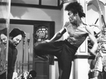 behind the scenes of ENTER THE DRAGON: a dummy for Sek Kin (in the final movie just seen from behind) is going to receive a kick to the head by Bruce Lee