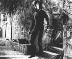 deleted scene <br>(if ever really put on film or just being rehearsed, remains unknown): <br>
Before Bruce Lee finally enters the ventiduct at night,
he takes a longer way <br>through the alleys of the premises of Han's island.