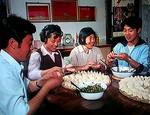 A teenage Jet Li enjoying a dinner with his family.