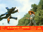 German lobby card #7 (featuring a publicity shot);<br>
a scene like this was not in any version of the movie for whatever reason.
Cliff Lok is a stand-in for the Tien Peng figure confronting a fisherman
who is rather not the actor Lu Ping who has already role as the Palace Tutor in the original cut of the movie.