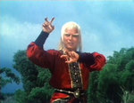 Sze Ma Lung as the Manchu warlord Wong Wu Ti, using the Shaking Eagle style